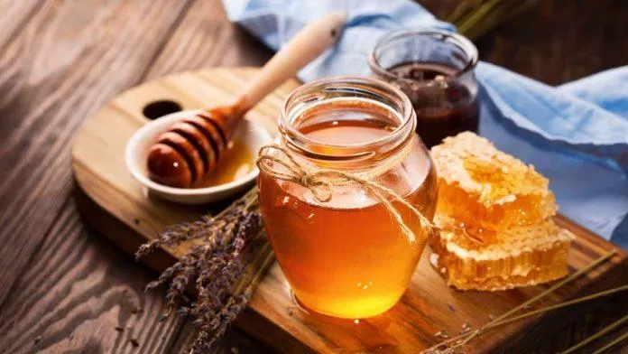 Mật ong luôn nổi tiếng như phương pháp làm đẹp dưỡng ẩm và trị mụn trong thiên nhiên. Tuy nhiên, việc sử dụng trực tiếp mật ong lên da mặt chưa được kiểm chứng y khoa nên bạn không nên sử dụng thoa mật ong lên mặt nhé. (Ảnh: Internet)