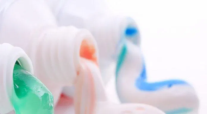 Trị mụn với kem đắng răng chưa từng được kiểm nghiệm y khoa về độ an toàn, công hiệu nên bạn không nên sử dụng phương pháp này trị mụn bọc. (Ảnh: Internet)