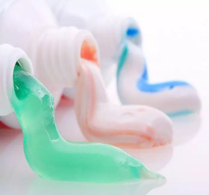 Trị mụn với kem đắng răng chưa từng được kiểm nghiệm y khoa về độ an toàn, công hiệu nên bạn không nên sử dụng phương pháp này trị mụn bọc. (Ảnh: Internet)