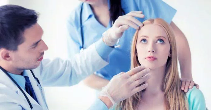 Việc thăm khám bác sĩ da liễu thường xuyên trong quá trình điều trị giúp bạn cập nhật tình trạng da mặt, nốt mụn để từ đó có thể xây dựng các bước chăm sóc tốt hơn. (Ảnh: Internet)