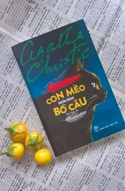 Cuốn sách trinh thám Con Mèo Giữa Đám Bồ Câu Cuốn sách Con Mèo Giữa Đám Bồ Câu