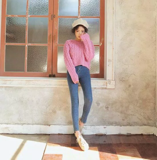 Áo crop top hồng với quần jeans là sự kết hợp hoàn hảo giữa vẻ nữ tính và cá tính.  (Nguồn ảnh: Internet.)