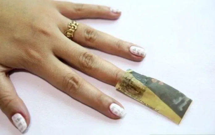 Dán giấy báo lên từng ngón tay dán báo