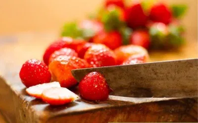 Dâu tây bỏ cuống và lá sau đó cắt làm đôi Dâu tây bỏ cuống và lá sau đó cắt làm đôi (Ảnh: Internet)