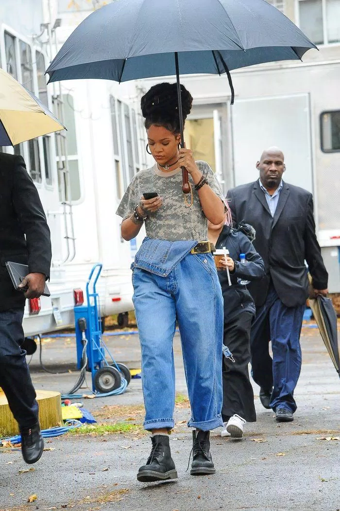 Một phong cách cá tính khác biệt Rihanna và Dr marten. (nguồn ảnh: internet.)