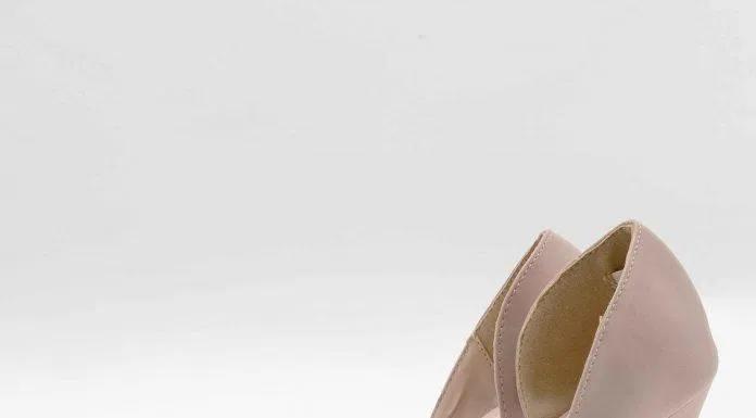 Giày nude hở eo sẽ tạo sự thoải mái đáng kể cho đôi chân. (Nguồn: Internet)