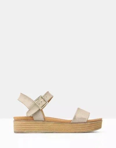 Giày sandal dáng platform vô cùng tiện ích. (Nguồn: Internet)