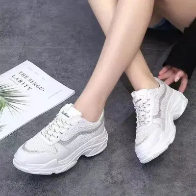 Giày sneaker đế cao không chỉ thoải mái mà còn tạo sự năng động. (Nguồn: Internet)