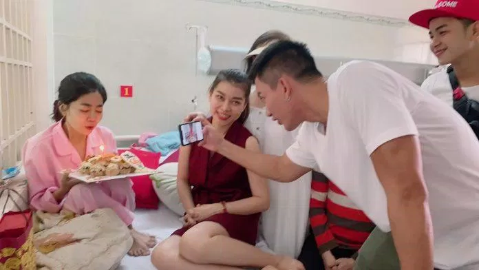 Mai Phương được nhóm bạn thân tổ chức sinh nhật lần thứ 35 (Nguồn: Internet) Mai Phương được nhóm bạn thân tổ chức sinh nhật lần thứ 35 (Nguồn: Internet)