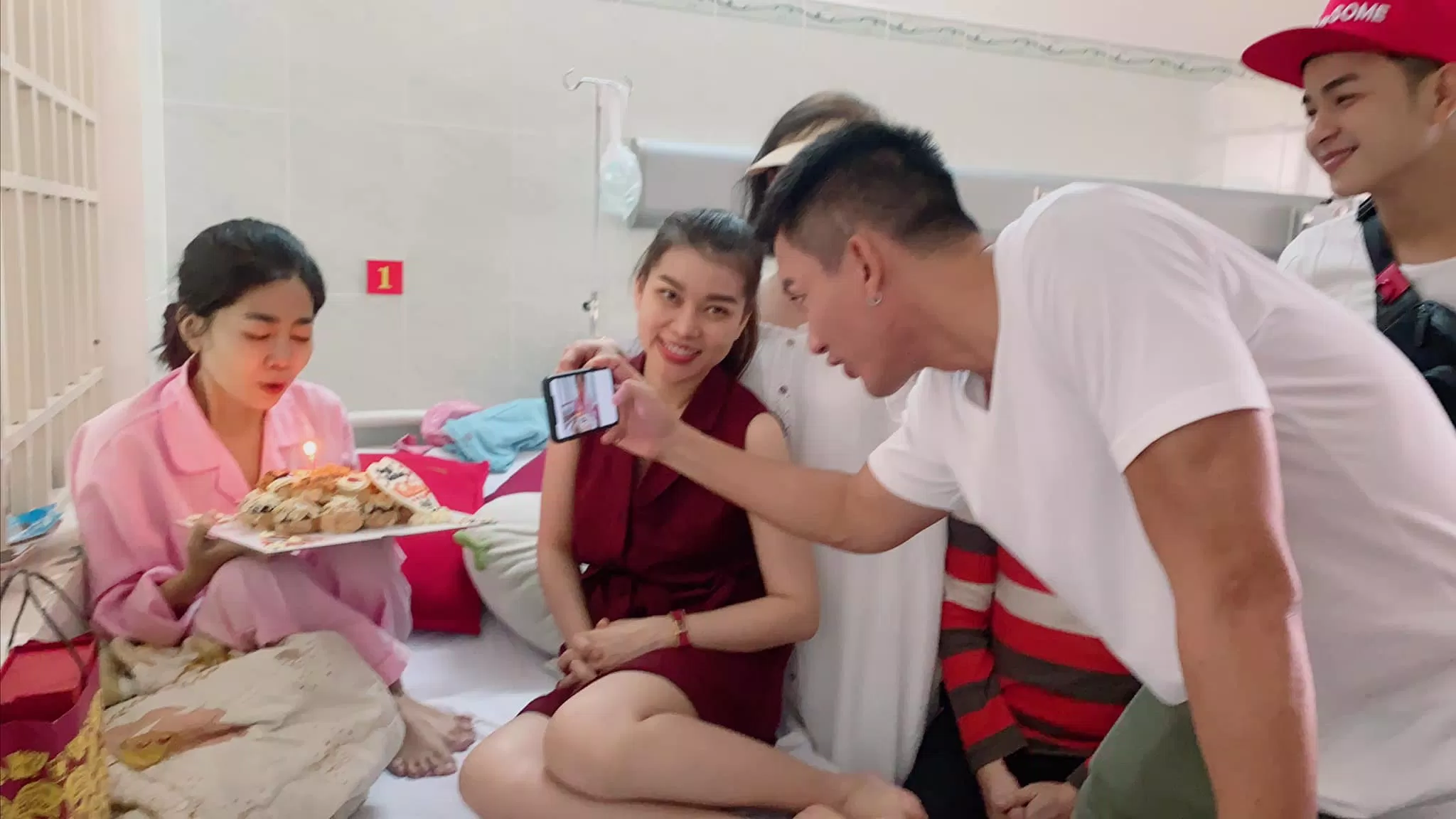 Mai Phương được nhóm bạn thân tổ chức sinh nhật lần thứ 35 (Nguồn: Internet) Mai Phương được nhóm bạn thân tổ chức sinh nhật lần thứ 35 (Nguồn: Internet)