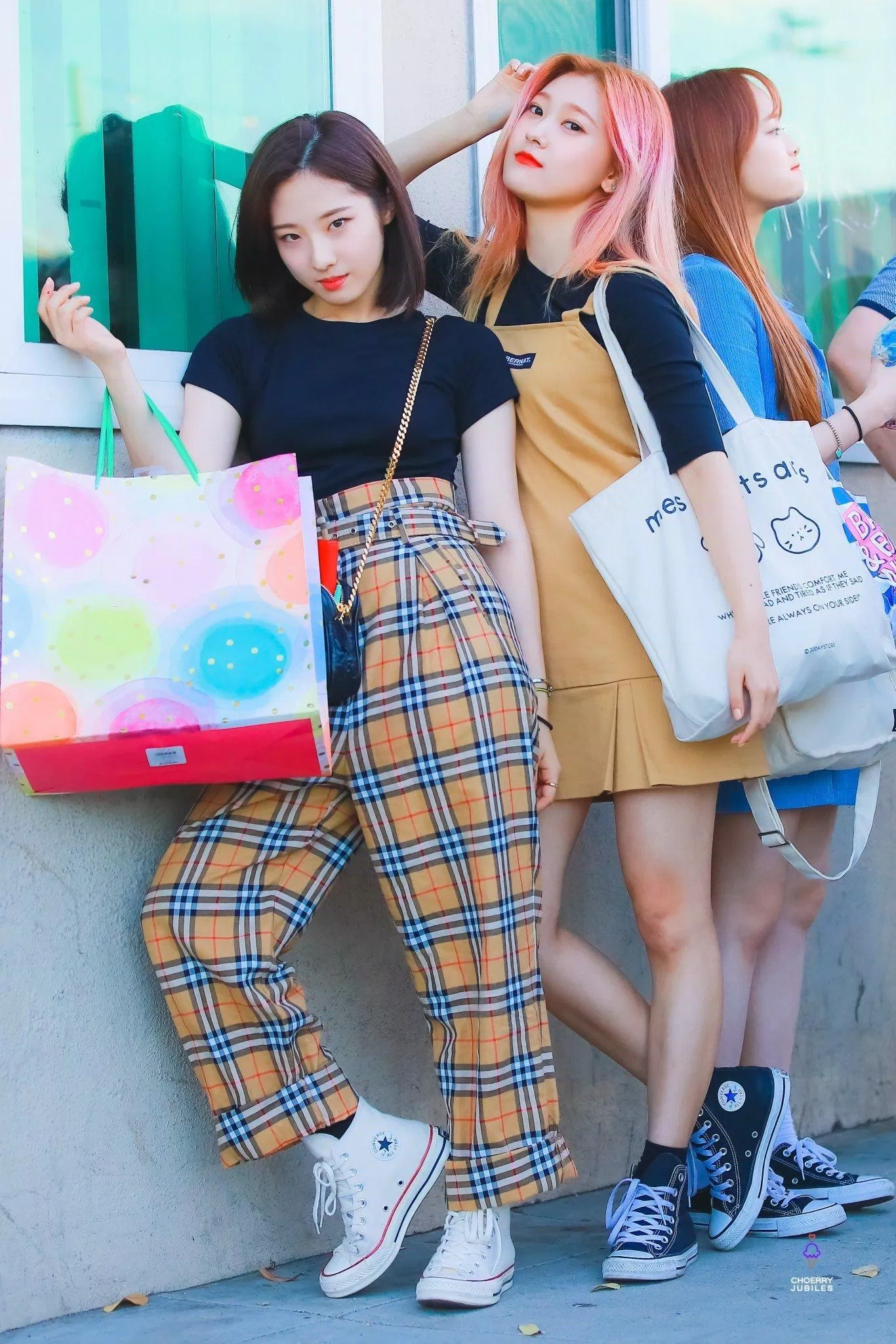 (Ảnh: Internet) Haseul và Choerry (LOONA)