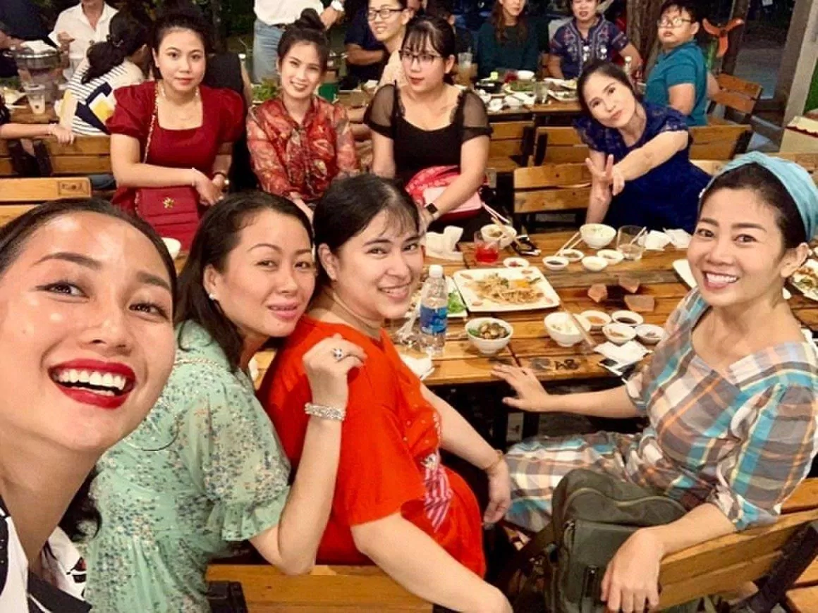 Mai Phương hay có những buổi liên hoan cùng bạn bè để tinh thần thoải mái (Nguồn: Internet) Mai Phương hay có những buổi liên hoan cùng bạn bè để tinh thần thoải mái (Nguồn: Internet)