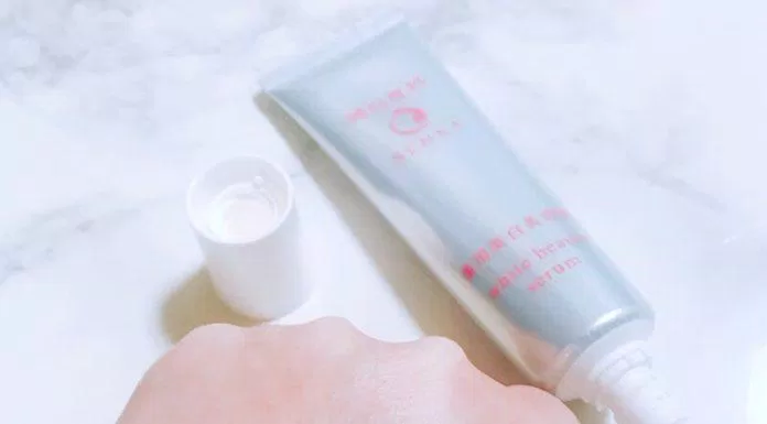 Sau khi thoa serum nên vỗ nhẹ lên mặt để thấm nhanh hơn (nguồn: Internet)