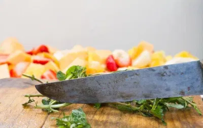 Xắt nhỏ lá bạc hà rắc lên phần trái cây vừa sơ chế Xắt nhỏ lá bạc hà rắc lên phần trái cây vừa sơ chế (Ảnh: Internet)