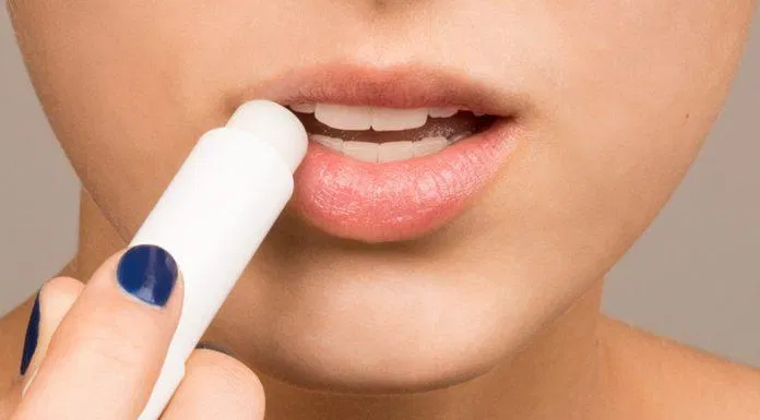 Thoa một lớp son dưỡng để làm mềm môi Thoa một lớp son dưỡng để làm mềm môi (Ảnh: Internet)