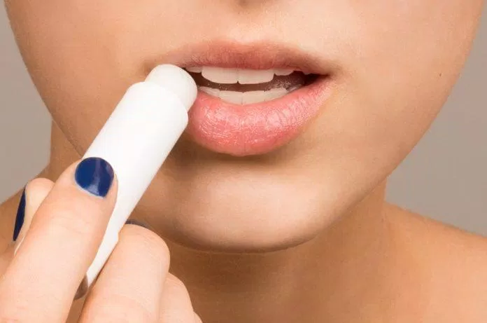 Thoa một lớp son dưỡng để làm mềm môi Thoa một lớp son dưỡng để làm mềm môi (Ảnh: Internet)