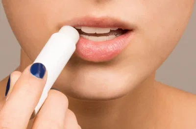 Thoa một lớp son dưỡng để làm mềm môi Thoa một lớp son dưỡng để làm mềm môi (Ảnh: Internet)