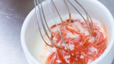 Trộn đều sốt cà chua, tương ớt, cải ngựa, nước chanh, sốt Worrouershire, sốt nóng và muối với nhau làm sốt cocktail