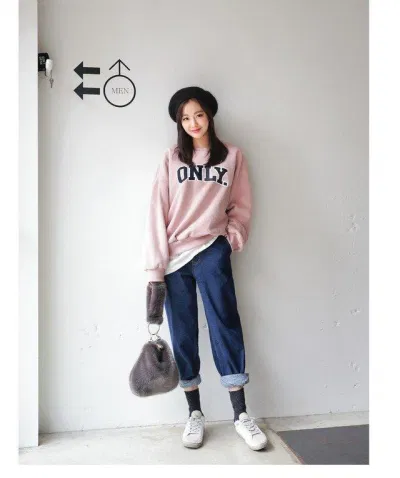 phối đồ quần jean với áo sweater. (nguồn ảnh: internet.) phối đồ quần jean với áo sweater. (nguồn ảnh: internet.)