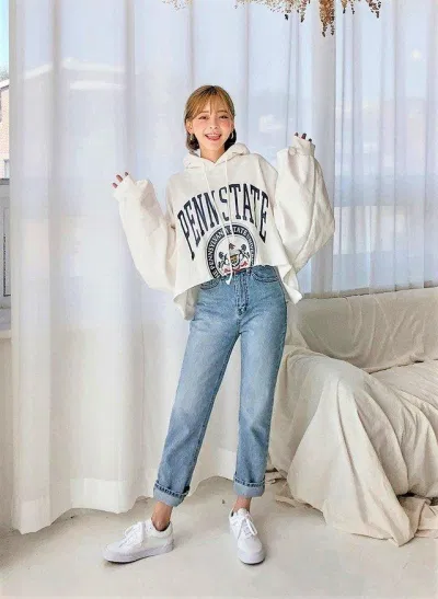 Áo hoodie phối quần jean xanh nhạt bắt mắt. (nguồn ảnh: internet.) Áo hoodie phối quần jean xanh nhạt bắt mắt. (nguồn ảnh: internet.)