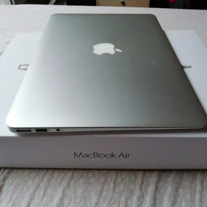 Macbook Air 2017 vẫn sở hữu đầy đủ các cổng kết nối. Ảnh: internet