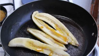 Nấu chuối cùng với bơ nấu chuối