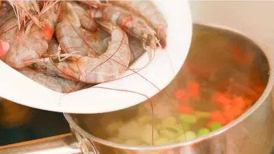 Nấu tôm trong nước dùng khoảng 5 phút nấu tôm