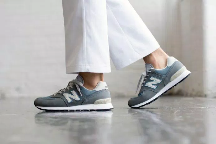 Dòng giày New Balance thiết kế đơn giản nhưng vẫn đẹp mắt. Phần đế thiết kế giảm lực cho người chạy bộ là những lí do ưu việt của New Balance. (nguồn ảnh: internet.)