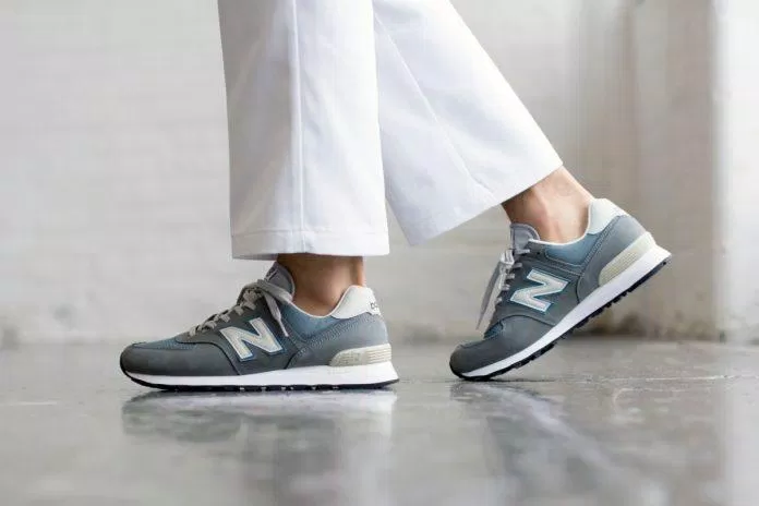 Dòng giày New Balance thiết kế đơn giản nhưng vẫn đẹp mắt. Phần đế thiết kế giảm lực cho người chạy bộ là những lí do ưu việt của New Balance. (nguồn ảnh: internet.) Dòng giày New Balance thiết kế đơn giản nhưng vẫn đẹp mắt. Phần đế thiết kế giảm lực cho người chạy bộ là những lí do ưu việt của New Balance. (nguồn ảnh: internet.)