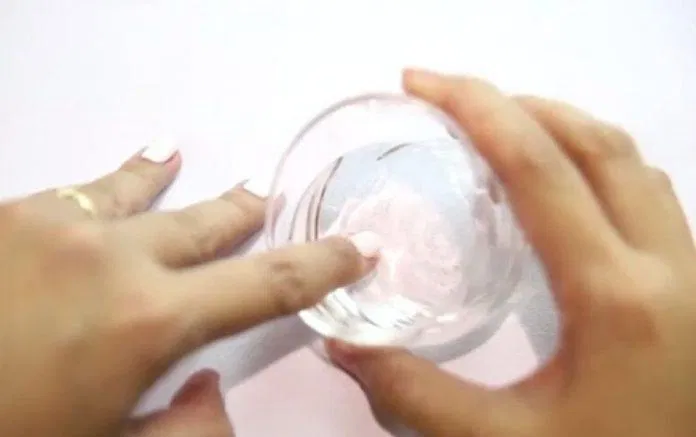 Thực hiện ngâm từng ngón tay vào cồn hoặc nước trong khoảng 5 giây ngâm móng
