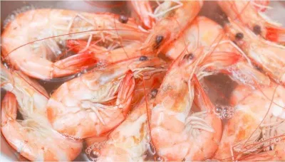 Ngâm tôm trong nước đá khoảng 30 giây để không bị dai ngâm tôm