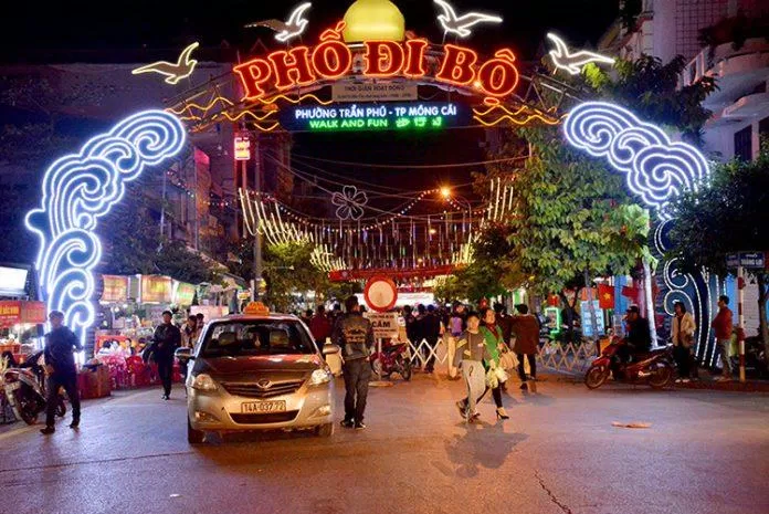 Khung cảnh phố đi bộ nhộn nhịp vào buổi tối Khung cảnh phố đi bộ nhộn nhịp vào buổi tối