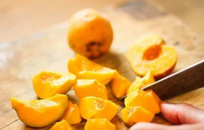 Đào loại bỏ hạt và xắt thành những miếng nhỏ vừa ăn Đào loại bỏ hạt và xắt thành những miếng nhỏ vừa ăn (Ảnh: Internet)