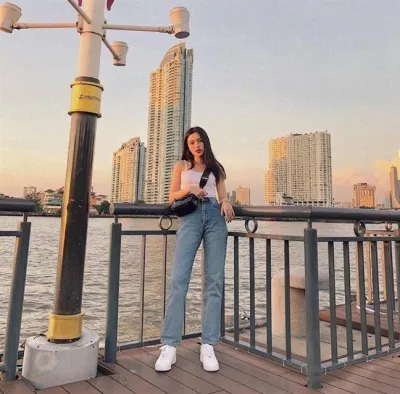 Quần jeans cạp cao vẫn rất hot trong thời gian gần đây. (Nguồn: Internet)