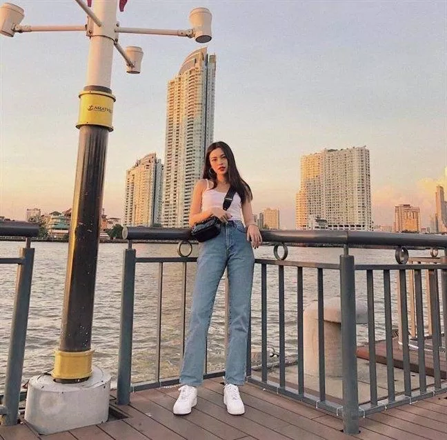 Quần jeans cạp cao vẫn rất hot trong thời gian gần đây. (Nguồn: Internet)
