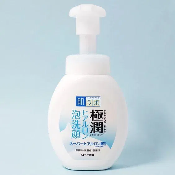 review-sua-rua-mat-tao-bot-hada-labo-gokujyun-foaming-cleanser-lam-sach-duong-am-cho-da-mua-dong-10 Sữa rửa mặt tạo bọt Hada Labo với những ưu điểm, nhược điểm mà nàng nên cân nhắc lựa chọn sử dụng phù hợp với làn da bản thân. (Ảnh: Internet)