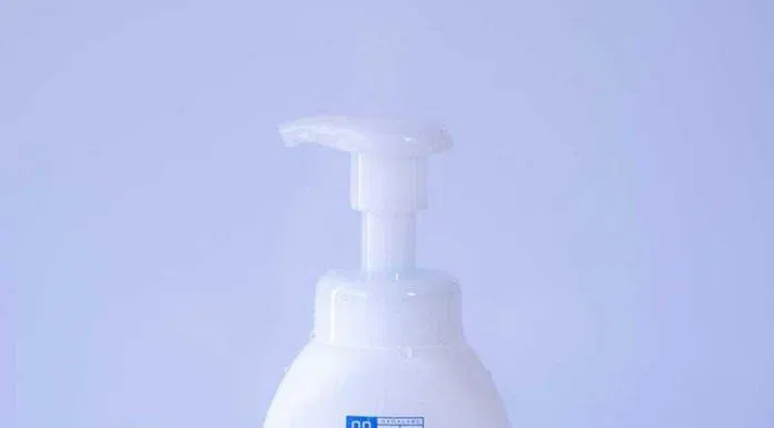 review-sua-rua-mat-tao-bot-hada-labo-gokujyun-foaming-cleanser-lam-sach-duong-am-cho-da-mua-dong-15 Bọt rửa mặt tự động đến từ thương hiệu Hada Labo đình đám tại xứ sở mặt trời mọc, hẳn sẽ là sự lựa chọn tuyệt vời cho bất kỳ cô nàng nào vào mùa đông hanh khô. (Ảnh: Internet)