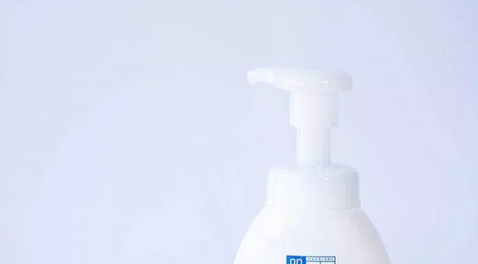 Sữa rửa mặt tạo bọt Hada Labo với lớp bọt mềm mịn, không gây căng rít khi rửa mặt cho làn da vào mùa đông. (Ảnh: Internet)
