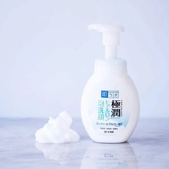 review-sua-rua-mat-tao-bot-hada-labo-gokujyun-foaming-cleanser-lam-sach-duong-am-cho-da-mua-dong-19 Sữa rửa mặt tạo bọt Hada Labo với lớp bọt mềm mịn, không gây căng rít khi rửa mặt cho làn da vào mùa đông. (Ảnh: Internet)