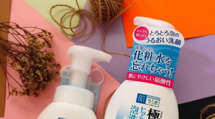 review-sua-rua-mat-tao-bot-hada-labo-gokujyun-foaming-cleanser-lam-sach-duong-am-cho-da-mua-dong-2 Thiết kế sữa rửa mặt tạo bọt Hada Labo đơn giản với tone màu trắng chủ đạo, dạng vòi bơm cùng thân bình tròn nhỏ vô cùng dễ thương. (Ảnh: Internet)