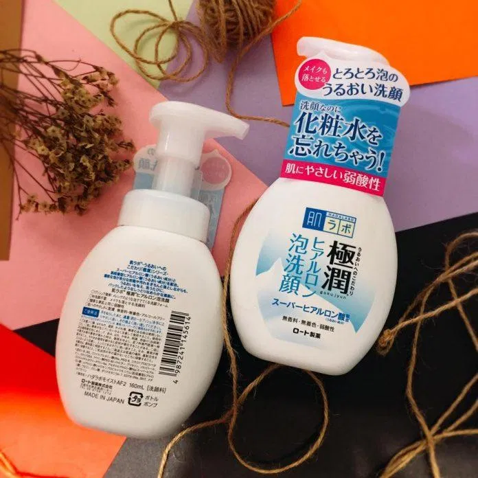 review-sua-rua-mat-tao-bot-hada-labo-gokujyun-foaming-cleanser-lam-sach-duong-am-cho-da-mua-dong-2 Thiết kế sữa rửa mặt tạo bọt Hada Labo đơn giản với tone màu trắng chủ đạo, dạng vòi bơm cùng thân bình tròn nhỏ vô cùng dễ thương. (Ảnh: Internet)
