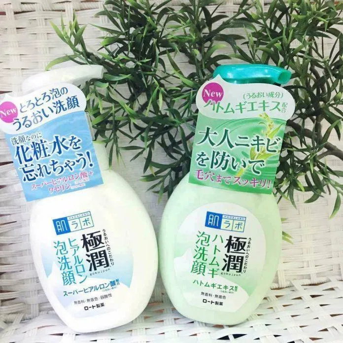 review-sua-rua-mat-tao-bot-hada-labo-gokujyun-foaming-cleanser-lam-sach-duong-am-cho-da-mua-dong-3 Sữa rửa mặt Hada Labo với hai màu riêng biệt phù hợp từng loại da, nàng cần lưu ý lựa chọn màu sắc phù hợp. (Ảnh: Internet)