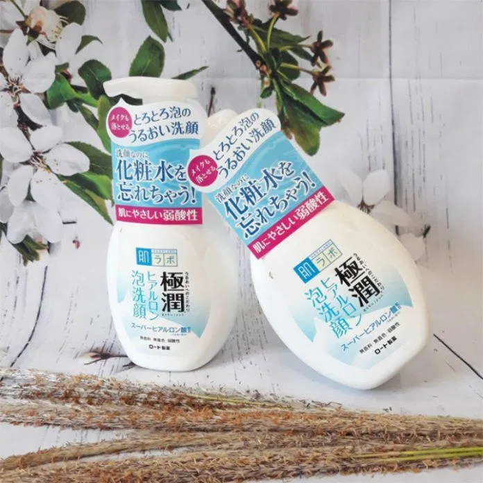 review-sua-rua-mat-tao-bot-hada-labo-gokujyun-foaming-cleanser-lam-sach-duong-am-cho-da-mua-dong-5 Sữa rửa mặt tạo bọt Hada Labo đặc biệt phù hợp với những cô nàng tìm kiếm dòng sản phẩm làm sạch thuận tiện mà không gây căng rít, khô da. (Ảnh: Internet)