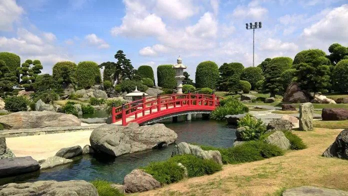 Hình ảnh cây cầu đỏ thường thấy ở Nhật với mong muốn mang đến sự thịnh vượng cho người khách khi bước chân qua cây cầu này