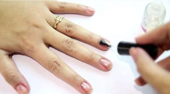 Sơn lên móng một lớp lót bóng sơn lót