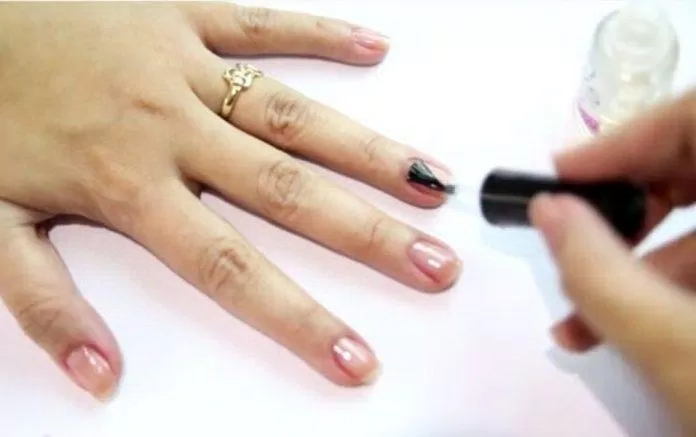 Sơn lên móng một lớp lót bóng sơn lót