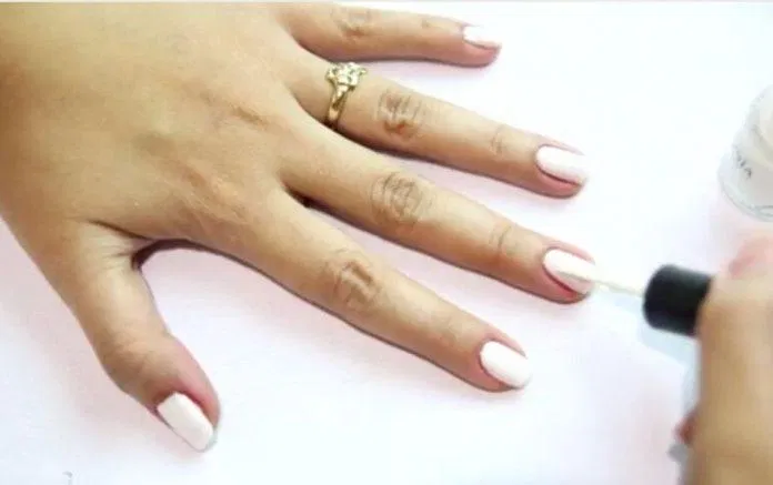 Sơn móng bằng màu xám, nude hoặc hồng nhạt sơn móng