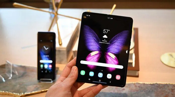 Smartphone màn hình gập đầu tiên được thương mại hóa. Ảnh: internet