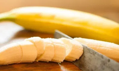 Lột vỏ và cắt chuối thành từng lát nhỏ Lột vỏ và cắt chuối thành từng lát nhỏ (Ảnh: Internet)