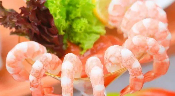 Đặt tôm quanh miệng ly nước sốt cocktail để có một món ăn đẹp mắt, chuẩn nhà hàng 5 sao thành phẩm